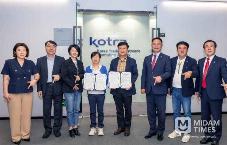 중국 선전 코트라(KOTRA) 무역관에서 열린 간담회에서 김재욱 칠곡군수, 이상승 칠곡군의회 의장, 오용만 군의원, 코트라 관계자, ㈜제이에프 이재표 대표, 현지 기업 대표가 구매의향 타진을 위한 양해각서(MOU)를 체결하고 기념촬영을 했다.