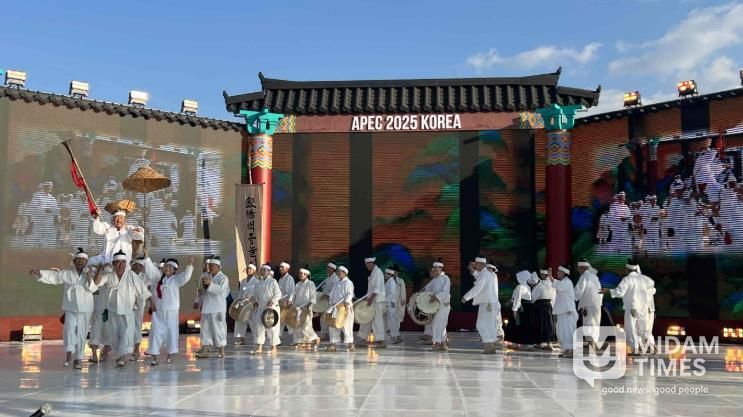 밀양백중놀이보존회가 29일 경주시 예술의전당 야외무대에서 열린 ‘2025 APEC KOREA 크로스 컬처 페스티벌’ 초청공연에서 밀양백중놀이 공연을 선보이고 있다.