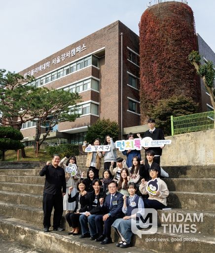 진교훈 서울 강서구청장(맨 앞줄 오른쪽 두 번째)이 한국폴리텍대학 서울강서캠퍼스에서 ‘런치톡(Talk) 간담회’를 진행한 후 학생들과 기념촬영을 하고 있다.