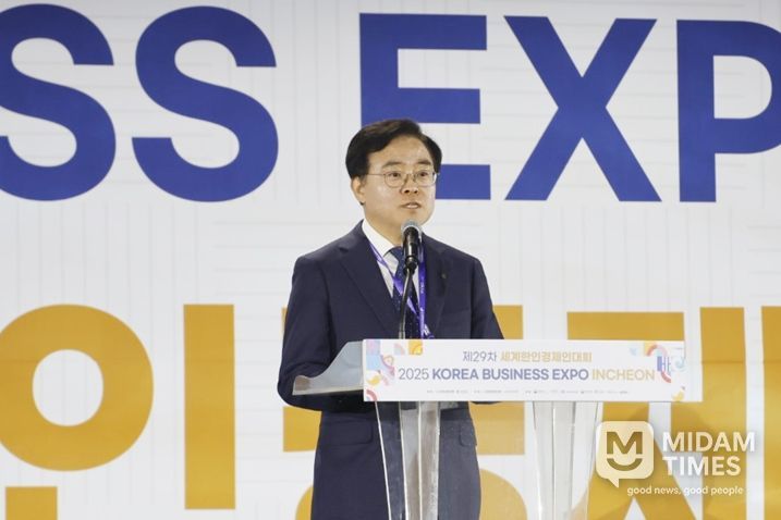 진교훈 서울 강서구청장이 인천 송도컨벤시아에서 열린 ‘2025 한국 비즈니스 엑스포 인천 폐막식’에서 인사말을 하고 있다.