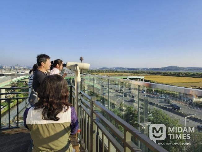 장항습지생태관 전망대에서 장항습지와 철새를 관찰하는 가족