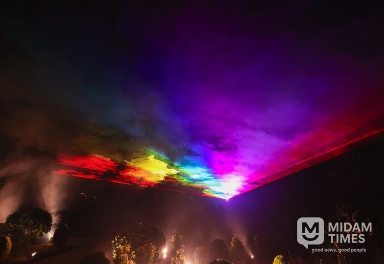 위로는 무지개, 아래로는 안개가 어우러진 무지개·밤이슬 구간 전경