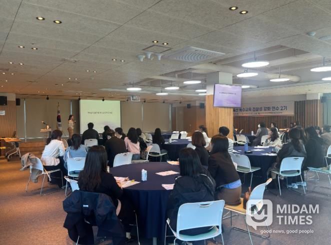 강북교육지원청이 주관한 '특수교육 전문성 강화 연수'에 참가한 특수교육 담당자들이 연수를 듣고있다