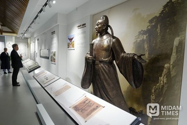 관람객들이 15일 최치원 기념관 내부를 둘러보고 있다. (사진/신화통신)