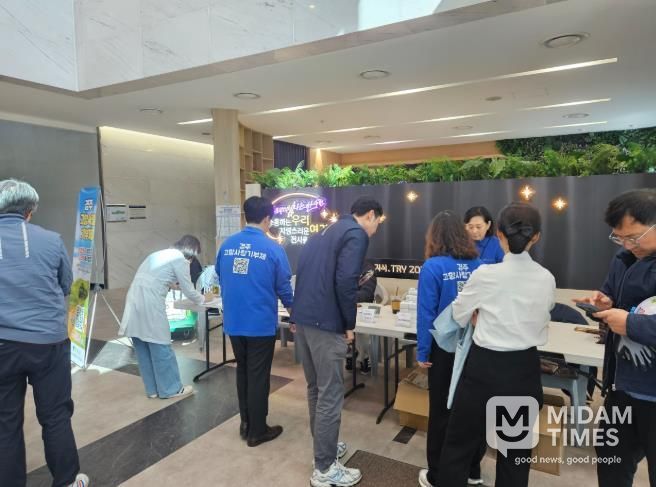 경주시 고향사랑팀 직원들이 월성원자력본부를 방문해 고향사랑기부제 홍보부스를 운영하며 직원들에게 제도 취지를 설명하고 있다