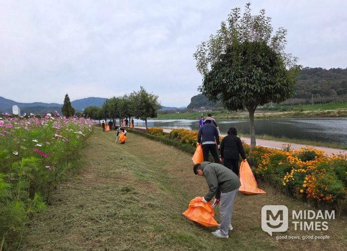 밀양시시설관리공단 직원들이 삼문동 밀양강변 일대에서 가을날 플로깅 활동을 진행하고 있다.