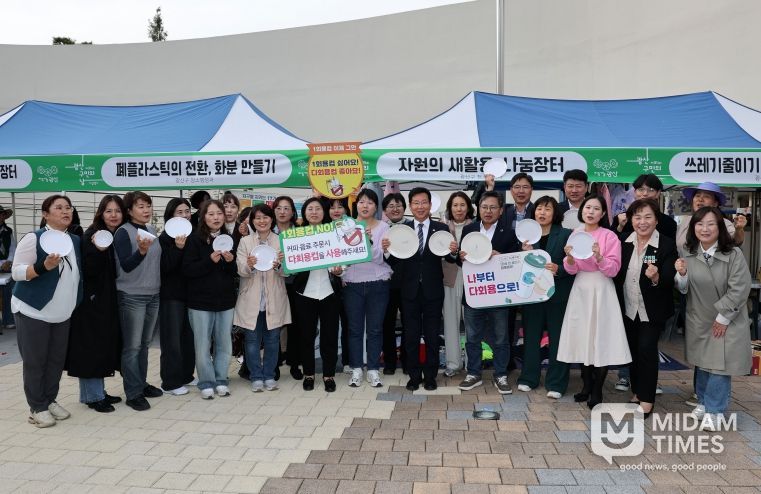광산구가 지난 18일 월곡 목련로 일대에서 광산세계야시장이 열린 가운데, 먹거리 공간에서 상인이 다회용기를 사용하고 있다.