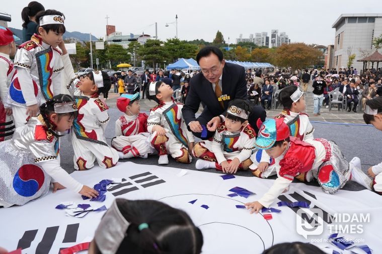 윤병태 시장이 태극기 만들기 체험을 하는 아이들과 함께하고 있다.