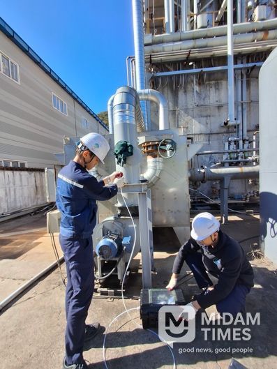 경주시 환경정책과 직원과 민간 환경기술인이 관내 환경배출사업장을 점검하며 대기오염 방지시설의 가동 상태를 확인하고 있다