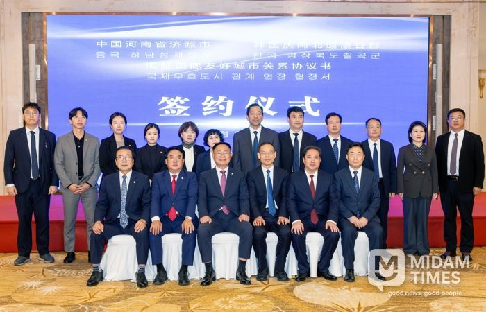 한·중 양 도시 대표단이 협약서 서명 후 단체 기념촬영을 하고 있다.