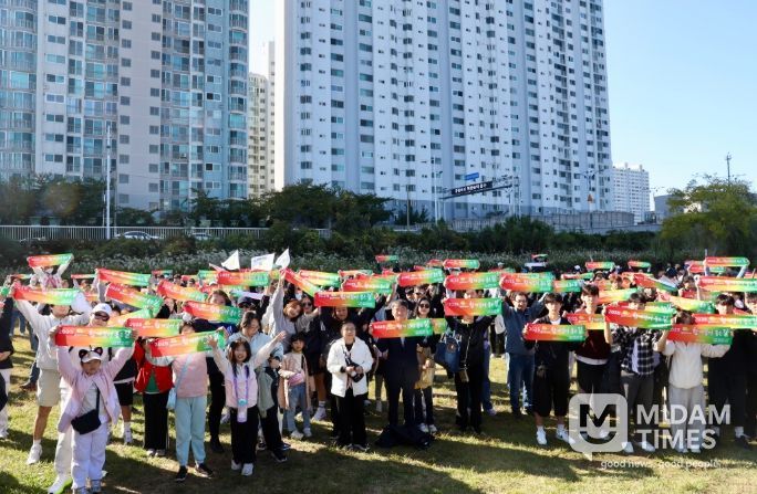 천창수 교육감이 1일 태화강 그라스 정원에서 열린 '함께 걸어 좋은 길' 행사에 참여해 참가자들과 기념사진을 찍고있다