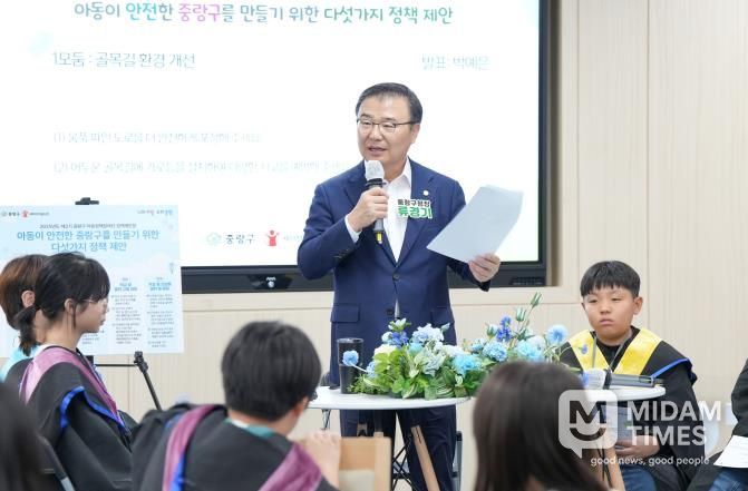 제2기 중랑구 아동정책참여단 정책제안 발표회 및 수료식 현장에 참석한 류경기 중랑구청장과 아동들의 모습