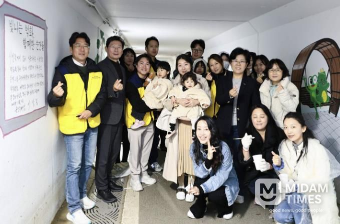 이상일 용인특례시장은 2일 동백호수공원 벽화그리기 현장을 찾아 봉사자들을 격려했다