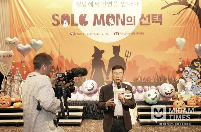 신상진 성남시장이 ‘솔로몬의 선택’ 행사를 취재 나온 영국 일간지 ‘더 가디언’과 인터뷰 중이다