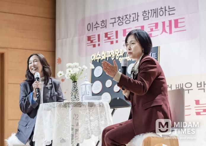 ‘보육교직원 힐링 토크 콘서트’ 현장에서 보육교직원의 질문에 답변하고 있는 이수희 강동구청장(오른쪽)