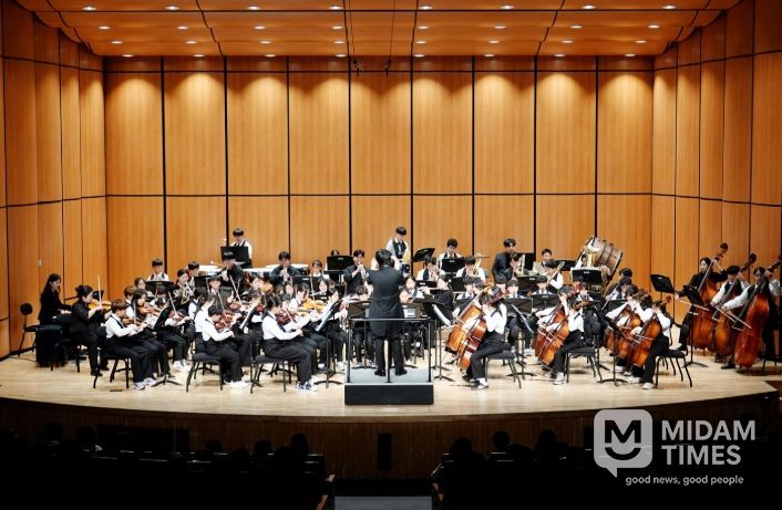 정기연주회 오케스트라 합주 모습