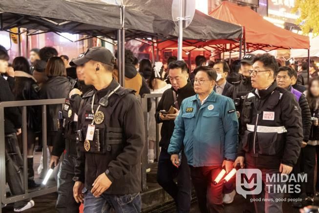 박강수 마포구청장이 핼러윈데이 당일인 10일 31일 레드로드에서 안전관리에 나섰다