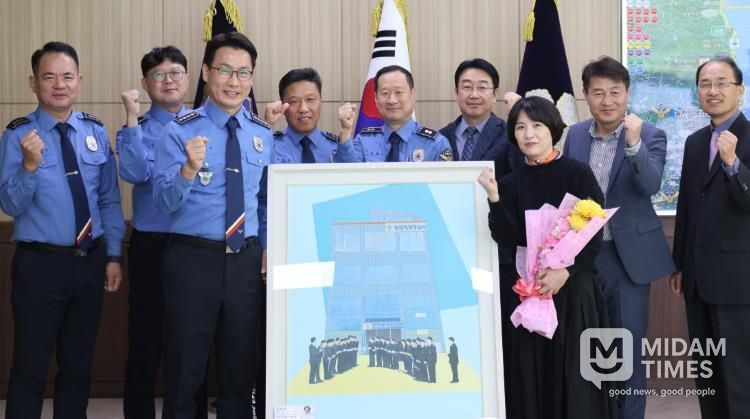 울진해경 화가 김승현의 작품 ‘바다빛 결’ 기증식 개최2(11.3. 울진해경제공.