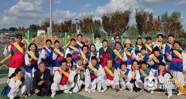 영천문화원 부설 명주농악보존회는 지난 1일 전북 부안 해뜰마루에서 개최된 ‘제13회 전국농악경연대회’에서 최우수상인 문화체육관광부장관상을 수상했다.