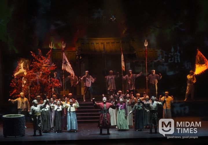 오페라 <처사 남명> 공연 안내 포스터와 공연 연습 장면