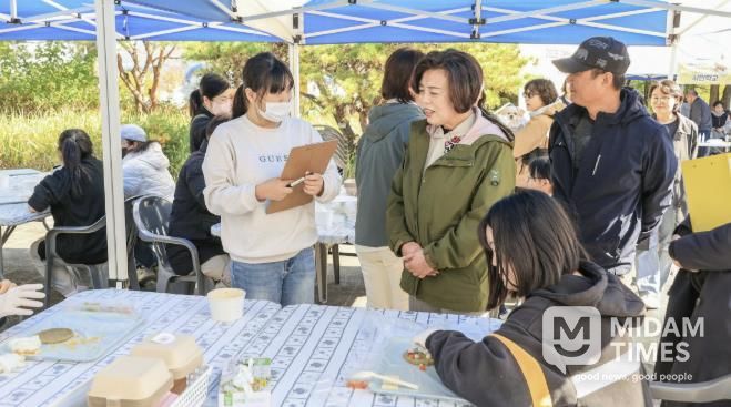 과천시 댕댕이 시민학교 진행 모습(왼쪽에서 두번째 신계용 과천시장)