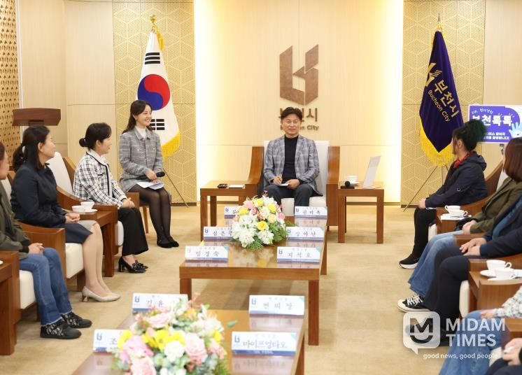 조용익 부천시장이 한 참여자의 질문에 답변하고 있다.