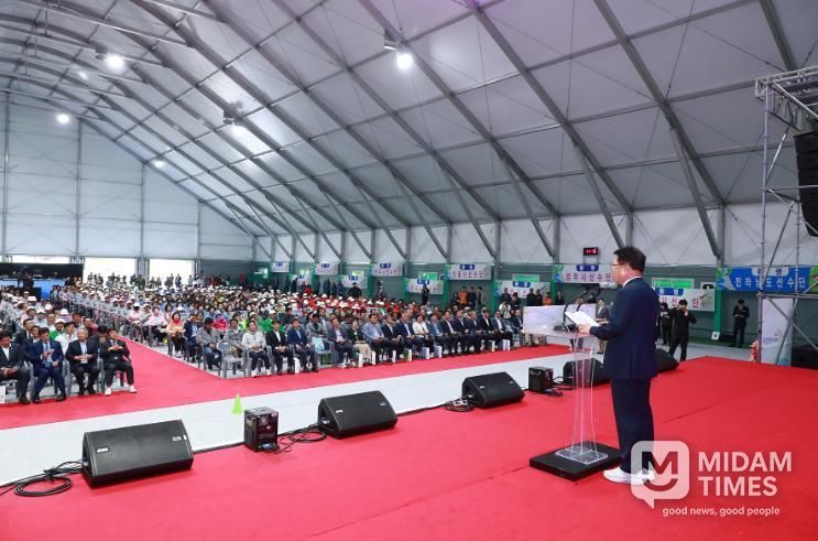 지난해 열린 2024 경북어르신생활체육대회에서 손병복 군수가 환영사를 하고있다.