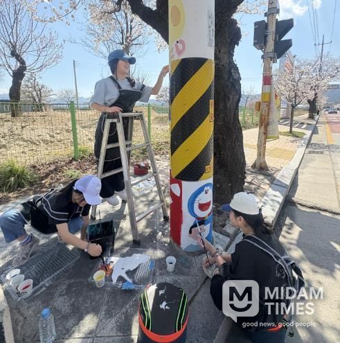 거창군 청소년이 만들어가는 협력의 색, 전신주 벽화로 피어나다