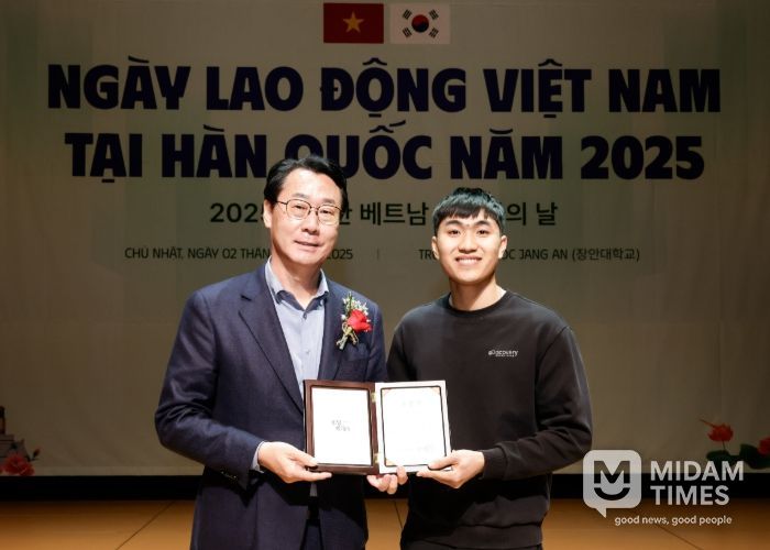 정명근 화성특례시장이 수상자와 함께 기념촬영을 하고있다