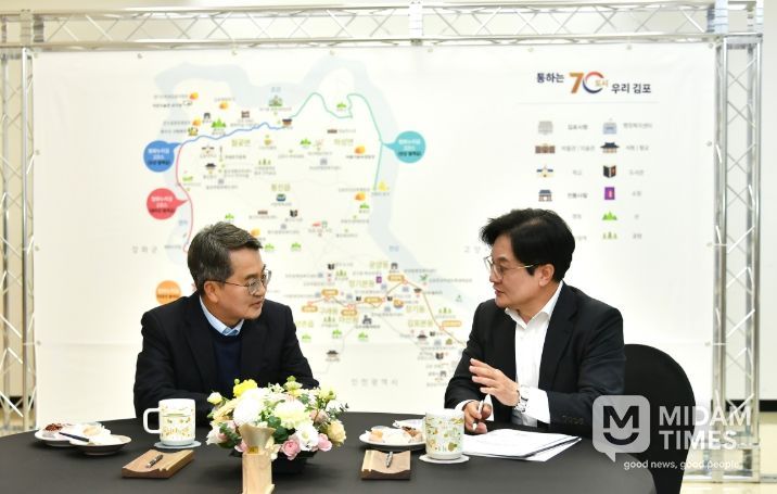 김병수 김포시장이 3일 김동연 경기도지사와 차담회를 갖고 김포골드라인 전동차 증차 지원 등 김포시민의 안전과 직결된 경기도 차원의 지원을 적극 요청하고 나섰다.