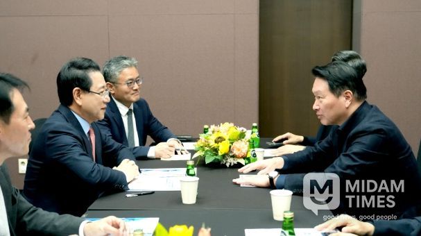 김영록 전라남도지사가 3일 서울 코엑스 오픈미팅룸에서 최태원 SK그룹 회장과 면담을 갖고 ‘오픈AI AI데이터센터’ 등과 관련해 투자협의를 하고 있다.