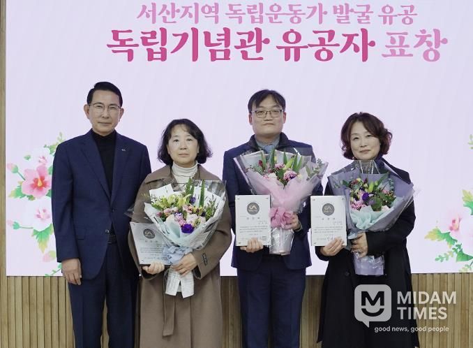 지난 3일 시청 시장실에서 열린 독립운동가 발굴 유공자 표창 수여식