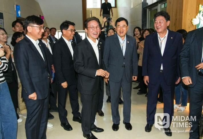 10월 17일 오전 경주시청 로비에서 APEC 정상회의 점검차 경주를 찾은 김민석 국무총리와 주낙영 경주시장이 직원들의 환영 속에 웃음을 짓고 있다