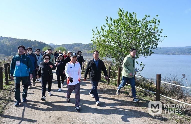 성낙인 창녕군수(오른쪽 세 번째)가 지난해 우포늪 생명길 걷기대회에서 참가자들과 함께 걷고 있다.