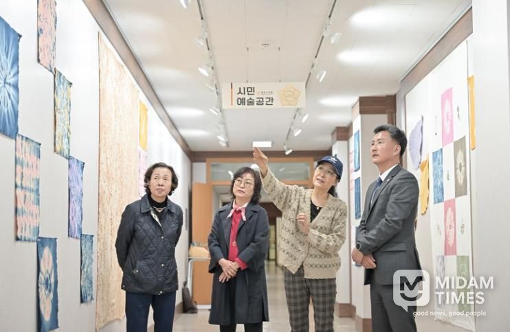 공주시의회 시민예술공간, 천연염색 작품전 “쪽빛으로 물들이다” 개최