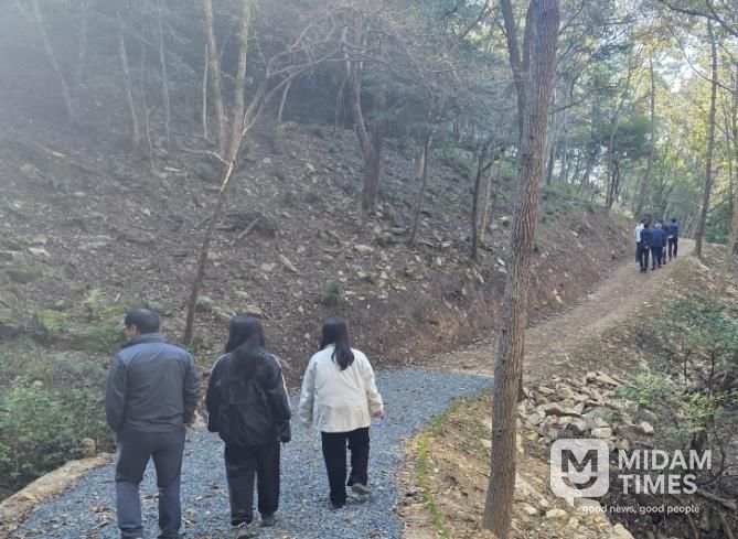 트레킹길을 즐기는 이용객들의 모습