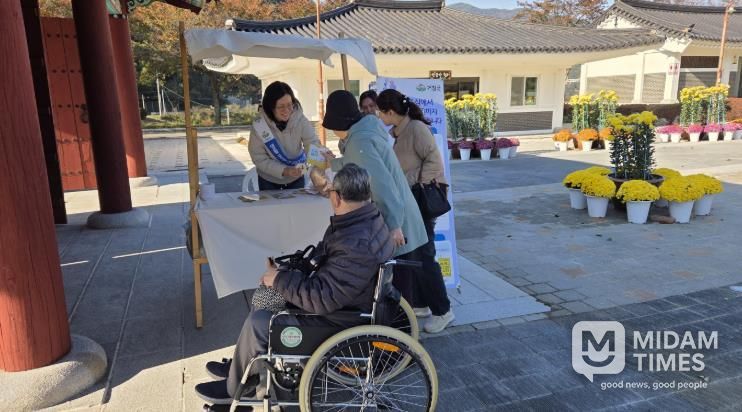 거창군, 국화향기 속 주소정책 홍보 나서