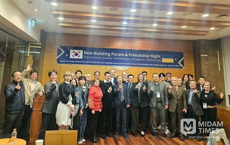 10월 28일 서울에서 열린 ‘한-우크라이나 뉴빌딩 포럼 및 우정의 밤’ 행사에서 한국과 우크라이나 관계자들이 함께 기념촬영을 하고 있다. 사진 맨 오른쪽이 글로벌외교관포럼의 제나 정 (Dr. Zena Chung) 이사장이다.