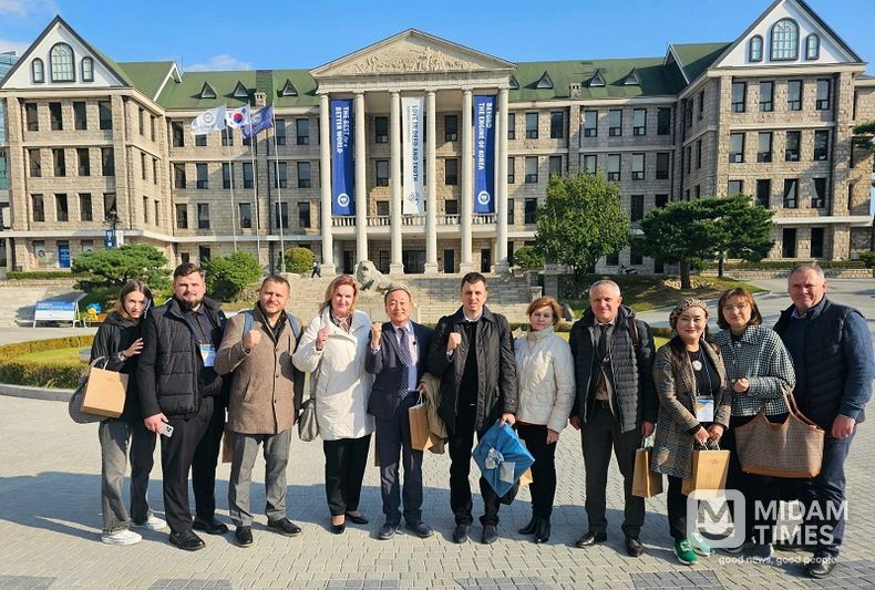 한양대 입구에서 10월 28일 한국과 우크라이나 관계자들이 함께 기념촬영을 하고 있다. 사진 맨 좌측에서 다섯번쨰는 한국-우크라이나 뉴빌딩협회 (KUNBA)의 이사장 이양구 (전 우크리아니 대사)이며, 우측에서 세번째는 글로벌외교관포럼의 제나 정 (Dr.Zena Chung) 이사장이다.
