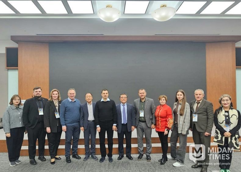 10월 28일 한국과 우크라이나 관계자들이 한국경제개발원 내에 설립된 글로벌지식협력단지를 방문해 한국 경제 발전사를 다룬 전시관을 방문하고 함께 기념촬영을 했다. 사진 맨 좌측에서 다섯번쨰는 KUNBA의 이사장 이양구 (전 우크리아니 대사)이며, 사진 맨 우측이 글로벌외교관포럼의 제나 정 (Dr.Zena Chung) 이사장이다.