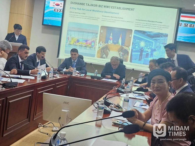 지난 8월 21일 주한 타지키스탄 대사관의 유스프 샤리프조다 대사와 타지키스탄 노동.이주.고용부의 청장, 국제협력국 국장 및 부국장을 포함한 10여명이 넘는 여러 고위급 정부 관계자들이 대거 참석한 가운데 국회 제7간담회의실에서 한-타지키스탄 포럼이 열렸다. 사진 우측 제나 정 (Dr.Zena Chung) 이사장이다.