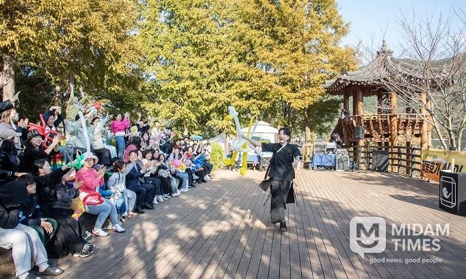 부산 금정구, '신선과 이색 나들이'로 회동호 가을빛 축제 열어