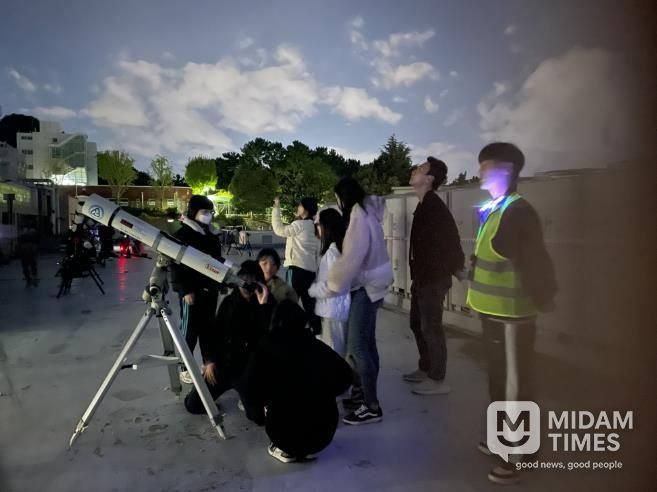 부산창의융합교육원, 2025 별 축제 ‘밤하늘, 빛을 따라’ 개최-작년 행사 모습.