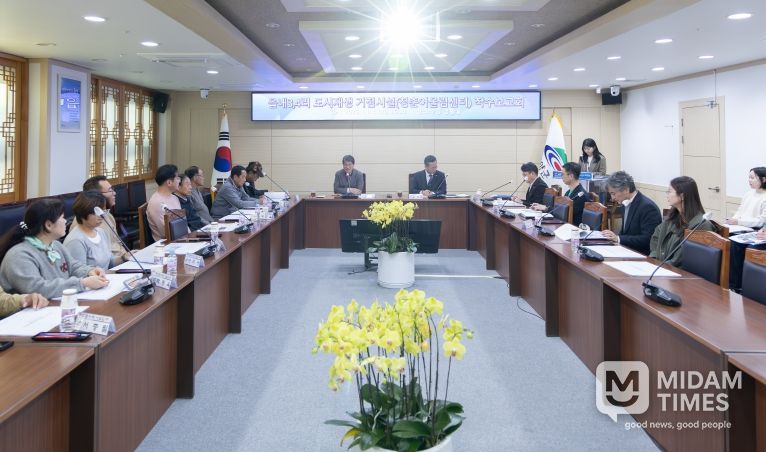 지난 4일, 청읍내 3·4리 도시재생사업의 청춘어울림센터 설계용역 착수보고회를 진행하고 있다.