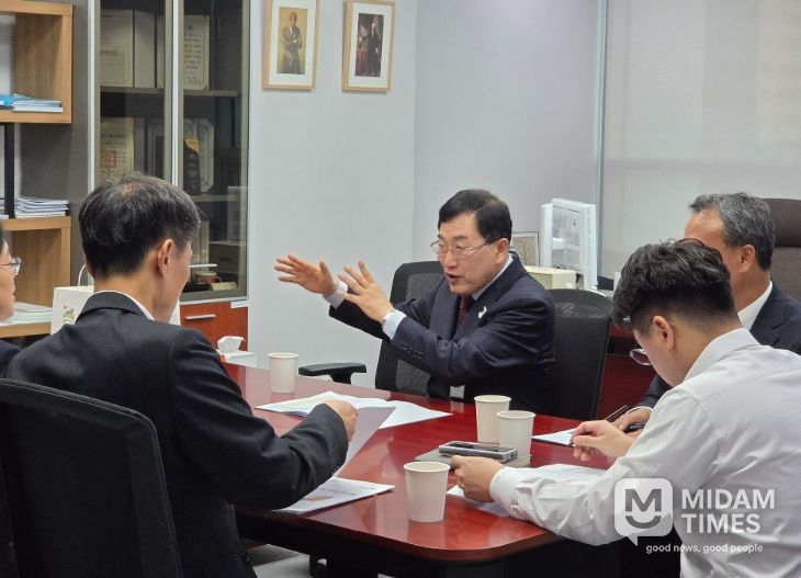 주낙영 경주시장이 4일 국회를 방문해 예결위 한병도 위원장을 비롯한 7명의 의원들을 차례로 만나 내년도 국비 지원을 요청하고 있다