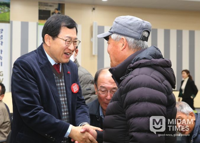 주낙영 경주시장이 어르신과 반갑게 인사하며 복지 현장의 목소리를 청취하고 있는 모습.