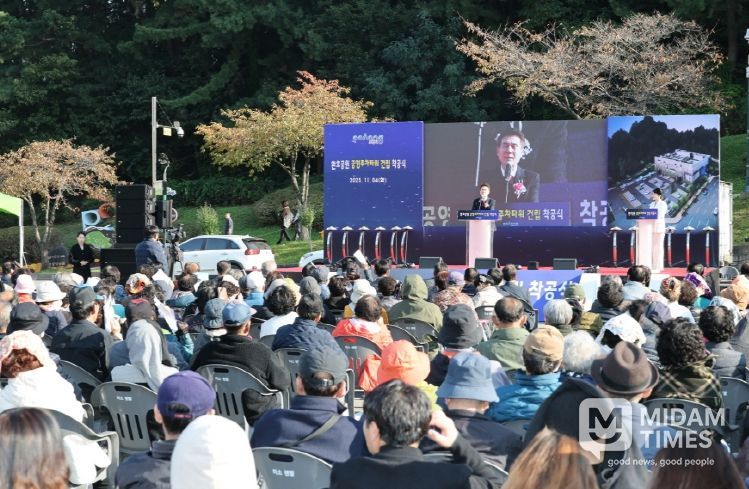 포항시는 지난 4일 환호공원 일원에서 ‘환호공원 공영주차타워 건립사업 착공식’을 개최했다.