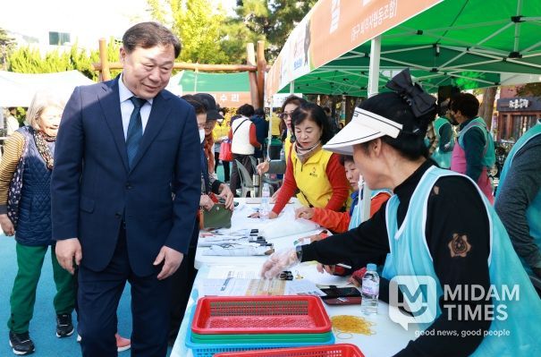 울산 동구는 5일 옥류공원 일원에서 남목1동 OK생활민원 현장서비스의 날을 가진 가운데 김종훈 동구청장이 참석해 행사장을 라운딩하며 봉사자 및 주민들을 격려하고 있다.