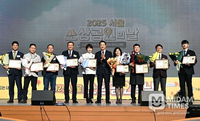 오세훈 서울시장이 5일 서울광장에서 열린 ‘2025 서울시 소상공인의 날 기념행사’에 참석해 소상공안 14명에게 시장 표창을 수여하고 수상자들과 기념촬영하고 있다.