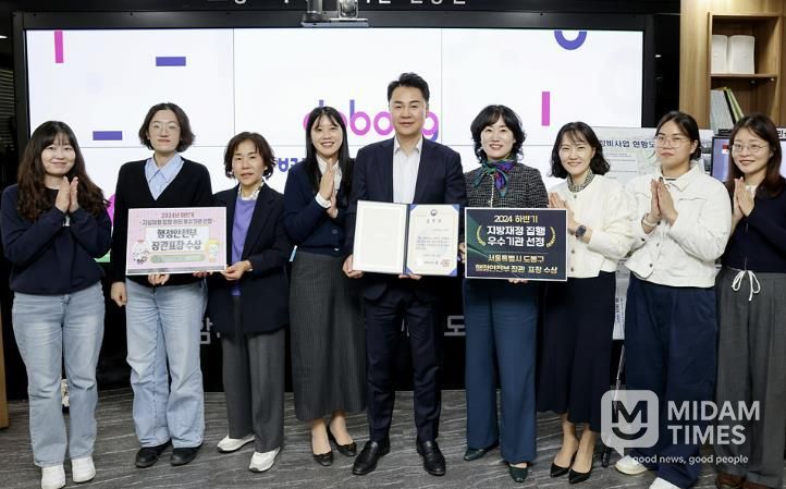 오언석 도봉구청장(가운데)과 구 직원이 ‘2024년 하반기 지방재정 집행평가’ 장관 표창 수상을 기념해 단체 사진을 찍고 있다